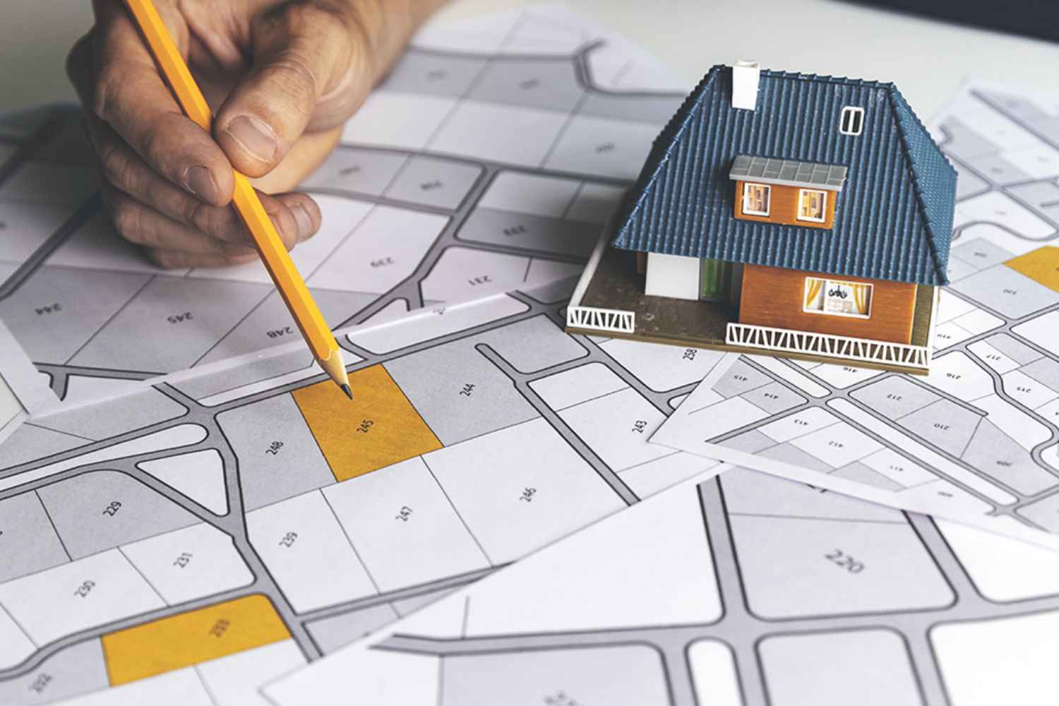 Bleistift zeigt Katasterplan