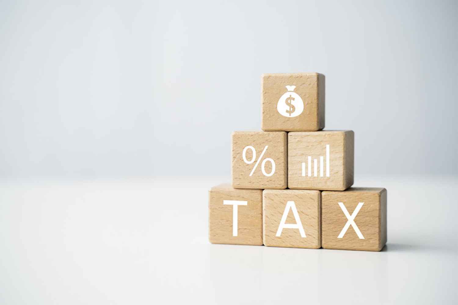 Würfel mit Aufschrift Tax