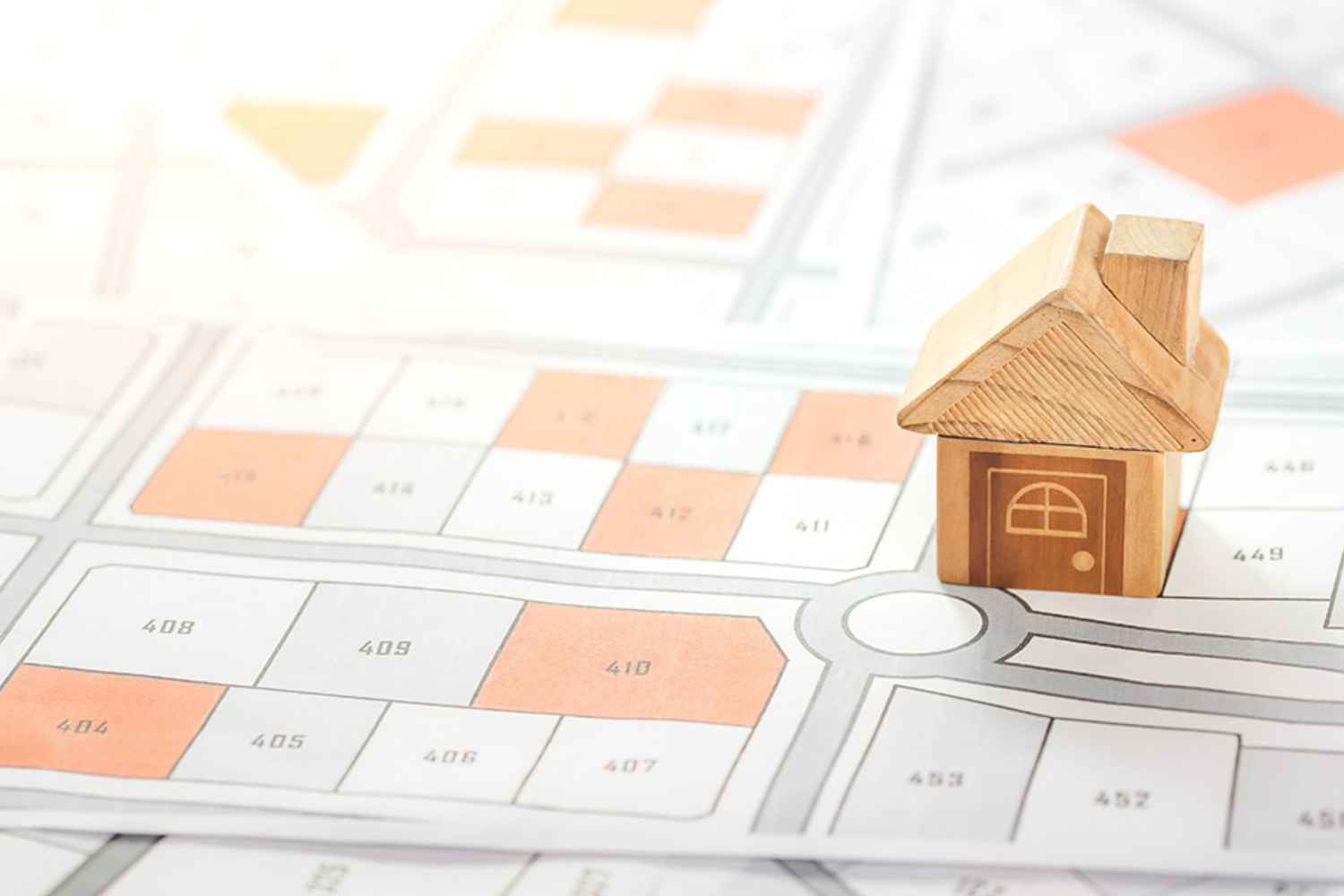 Katasterplan mit Spielstein Holzhaus