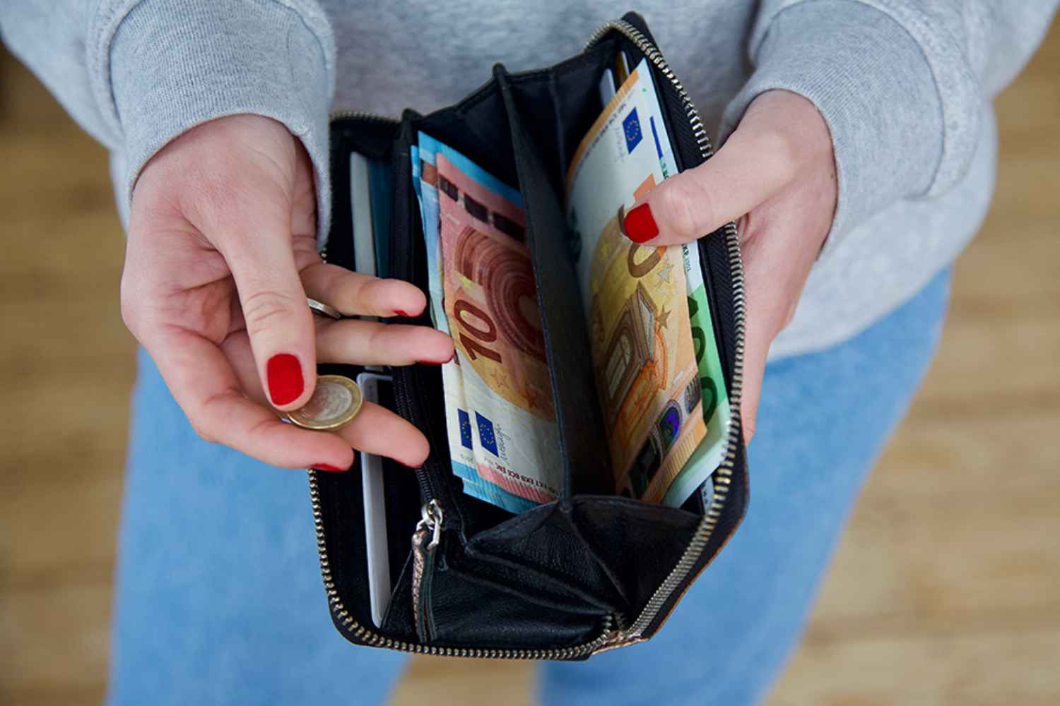 Offenen Brieftasche mit Geldscheinen