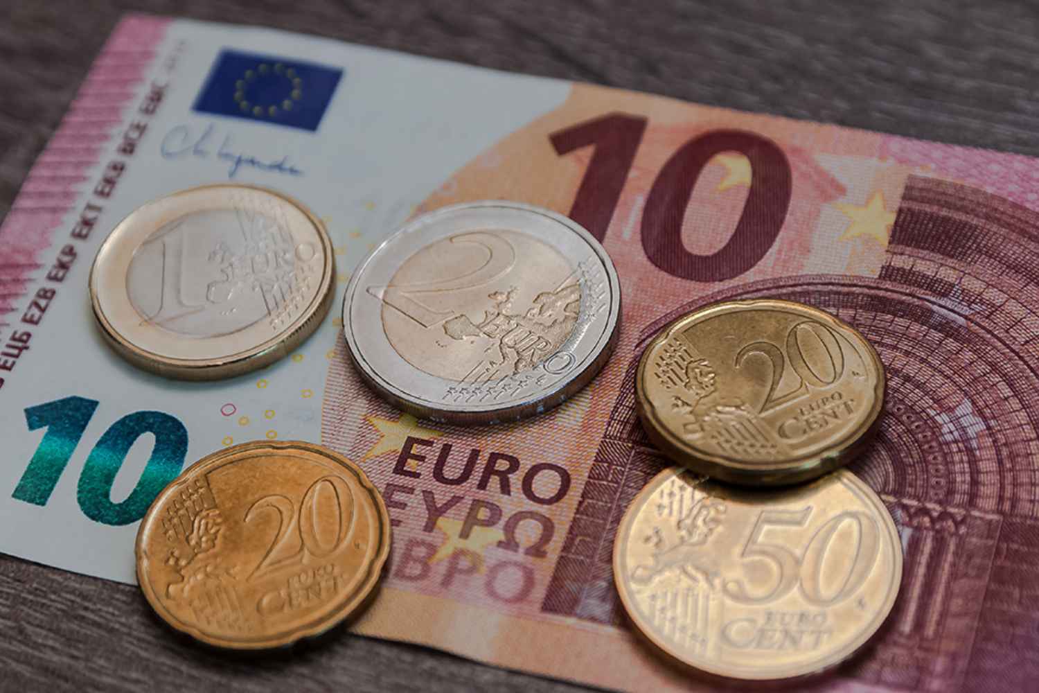 Euroscheine und -münzen