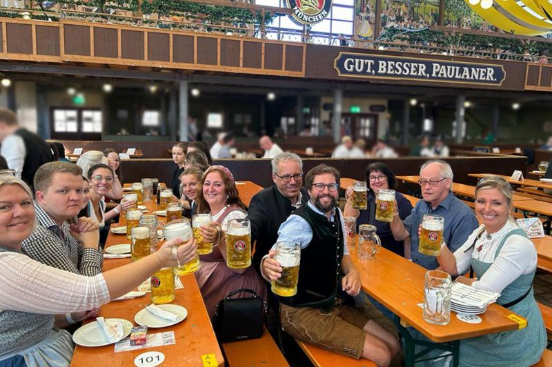 Mitarbeiter sitzen im Bierzelt