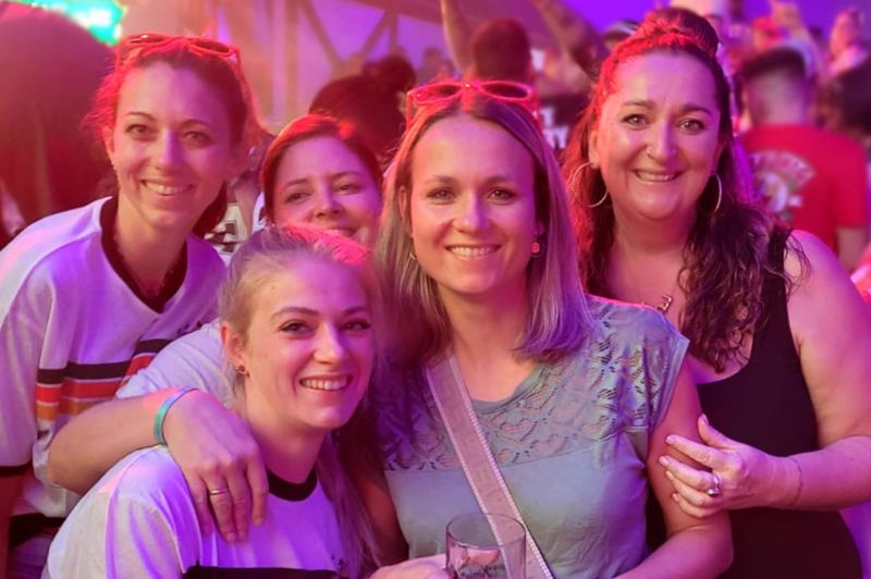 Mitarbeiter feiern zusammen