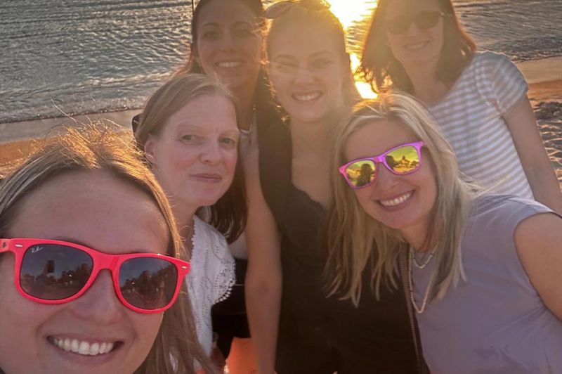 Mitarbeiter gemeinsam am Strand